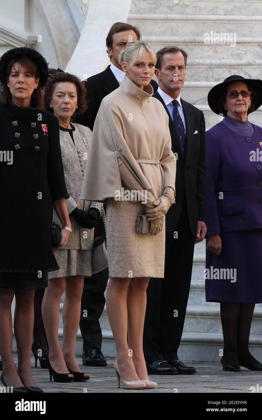 La principessa Caroline di Hannover, la principessa Charlene di Monaco, Melanie de Massy, Anne Elisabeth de Massy e Christophe Levine presenziano ad una parata militare nel palazzo come parte delle cerimonie del giorno nazionale a Monaco il 19 novembre 2011. Foto di Franz Chavaroche/piscina/ABACAPRESS.COM Foto Stock