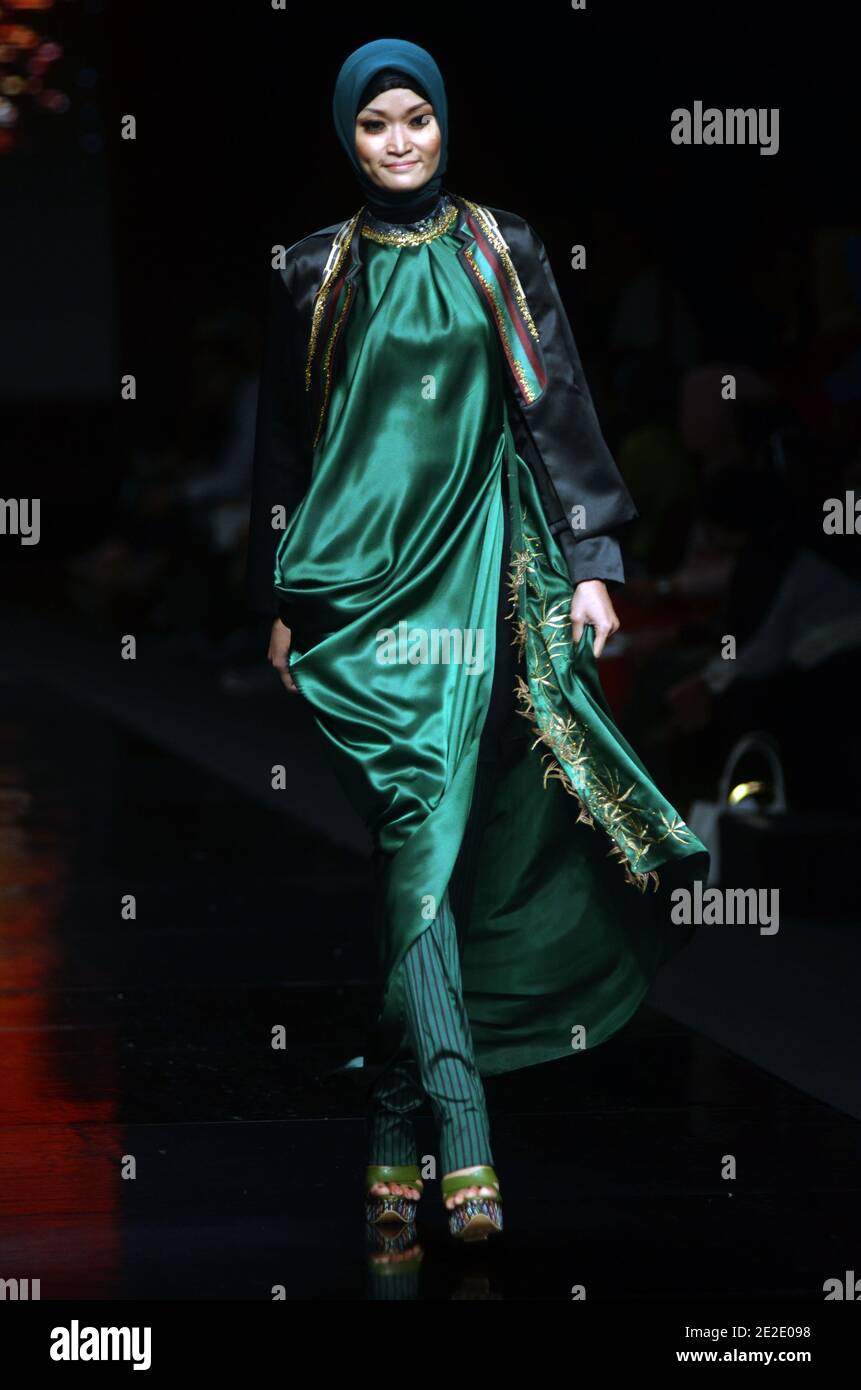 Un modello presenta una creazione del designer indonesiano Shahira durante la settimana della Moda di Giacarta, Indonesia, mercoledì 16 novembre 2011. Foto di Nurcholis/ABACAPRESS.COM Foto Stock