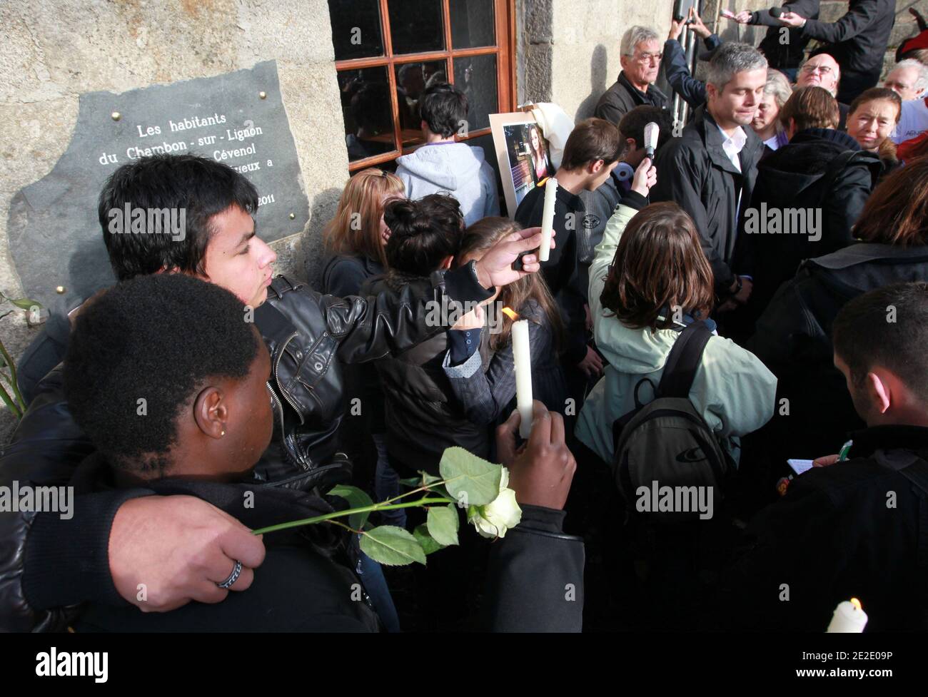 Marche blanche à la mémoire de Agnes Marin collégienne de 13 ans, violée et assassinée le 16 novembre par un lycéen de son établissement. Le Chambon sur lignon 20 Novembre 2011. Foto di Vincent Dargent/ABACAPRESS.COM Foto Stock