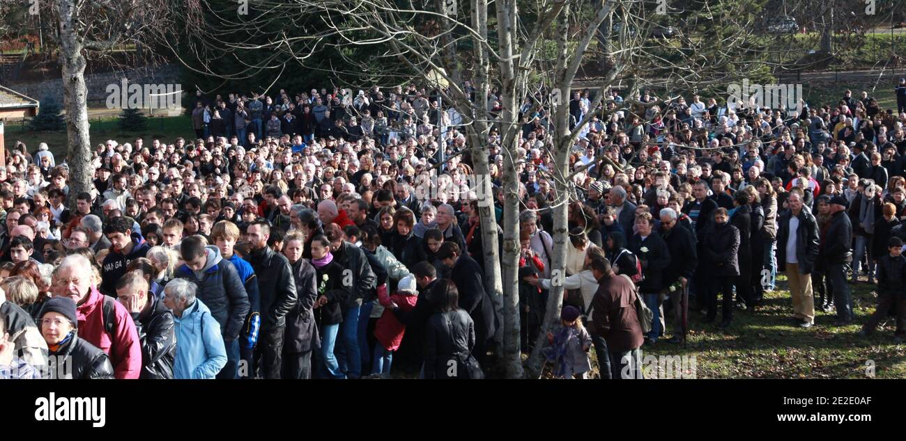 Marche blanche à la mémoire de Agnes Marin collégienne de 13 ans, violée et assassinée le 16 novembre par un lycéen de son établissement. Le Chambon sur lignon 20 Novembre 2011. Foto di Vincent Dargent/ABACAPRESS.COM Foto Stock