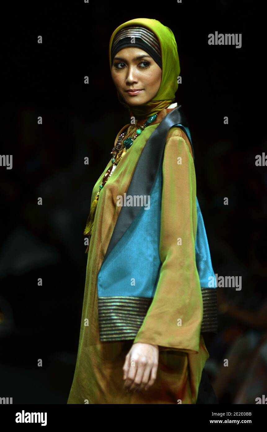 Un modello presenta una creazione del designer indonesiano Shahira durante la settimana della Moda di Giacarta, Indonesia, mercoledì 16 novembre 2011. Foto di Nurcholis/ABACAPRESS.COM Foto Stock