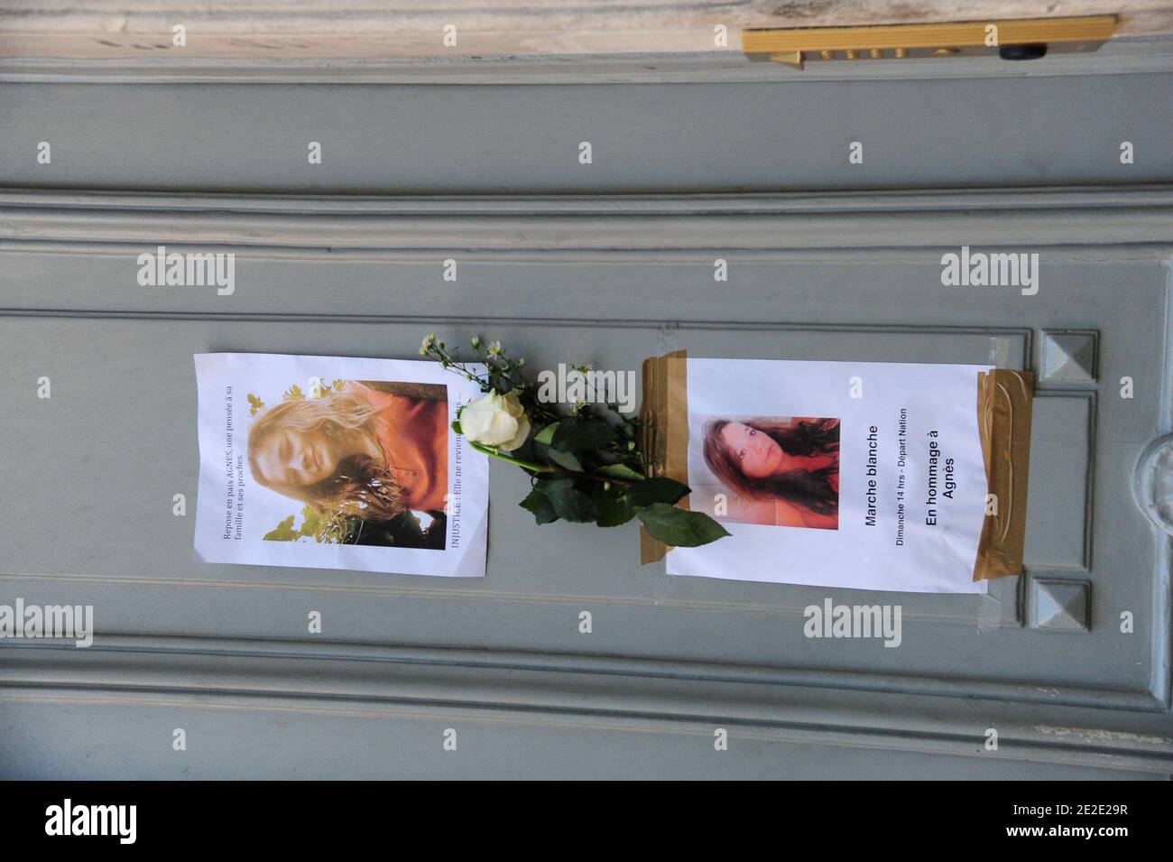 Des messages et des fleurs sont depons devant le domicile familiald'Agnes Marin a Paris, le 21 novembre 2011 , la collegienne de 13 ans, violee et assassinee le 16 novembre par un lyceen de son etablissement au Chambon-sur-Lignon. Foto Mousse/ABACAPRESS.COM Foto Stock