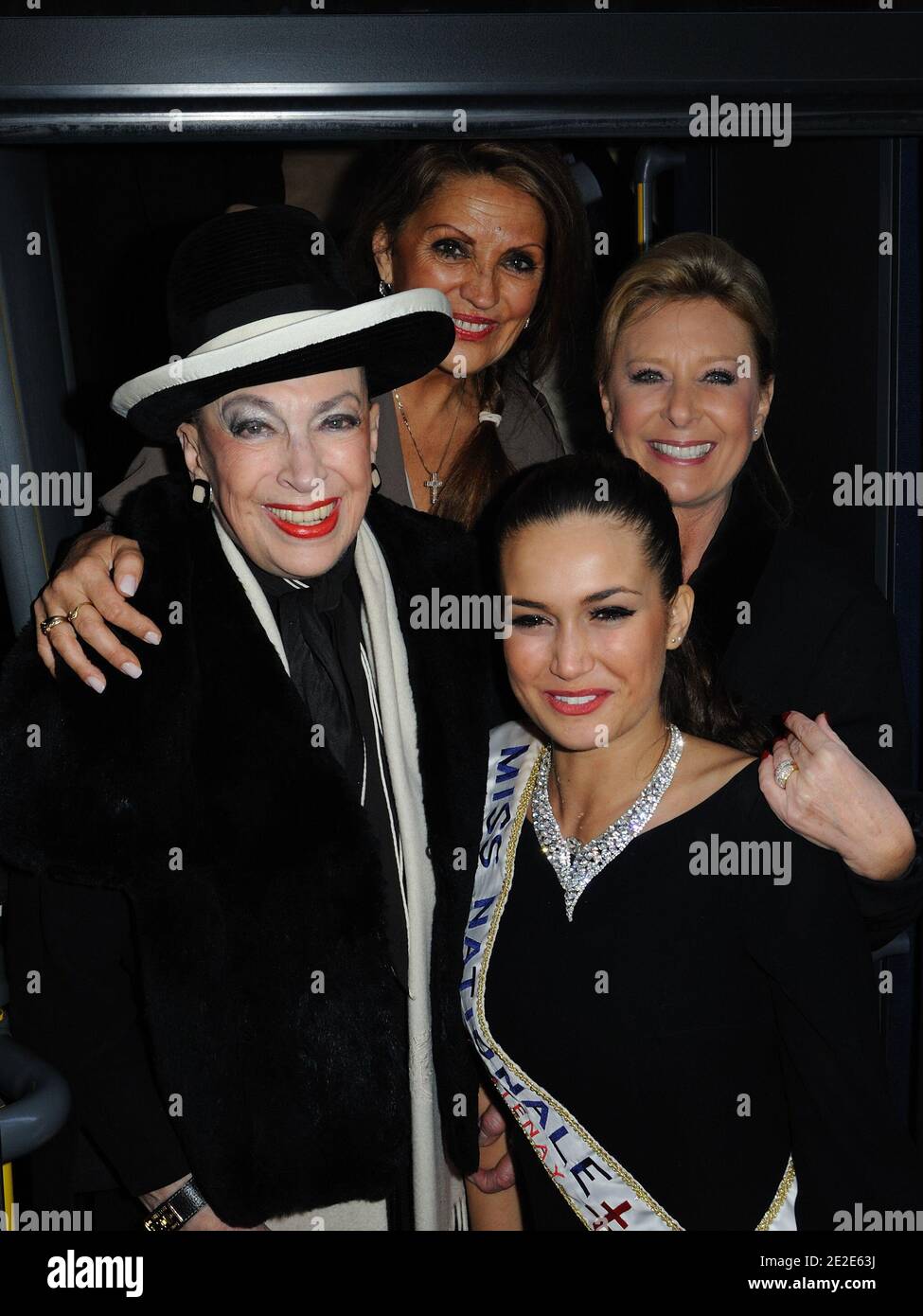 Genevieve de Fontenay, Miss France 1968 Christiane Lilio, Josiane Valette e Miss Prestige National 2011 Barbara Morel alla presentazione della "Prestige National 2012" all'Hotel Arc de Triomphe Hilton" a Parigi, Francia, il 26 novembre 2011. Foto di Alban Wyters/ABACAPRESS.COM Foto Stock