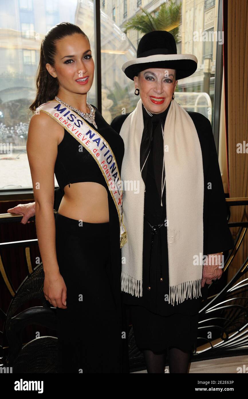 La sig.ra Prestige National 2011 Barbara Morel e Genevieve de Fontenay alla presentazione della "Prestige National 2012" all'Hotel Arc de Triomphe Hilton" di Parigi, Francia, il 26 novembre 2011. Foto di Alban Wyters/ABACAPRESS.COM Foto Stock