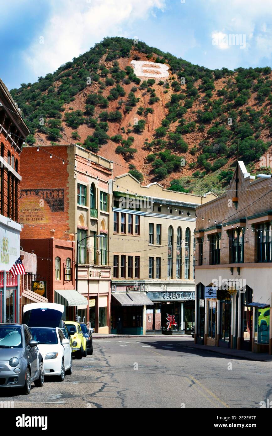 Ammira Main Street con ristoranti e negozi nell'antica città mineraria di rame di Bisbee, Arizona, con il marchio "A" in bianco su una collina nelle vicinanze Foto Stock