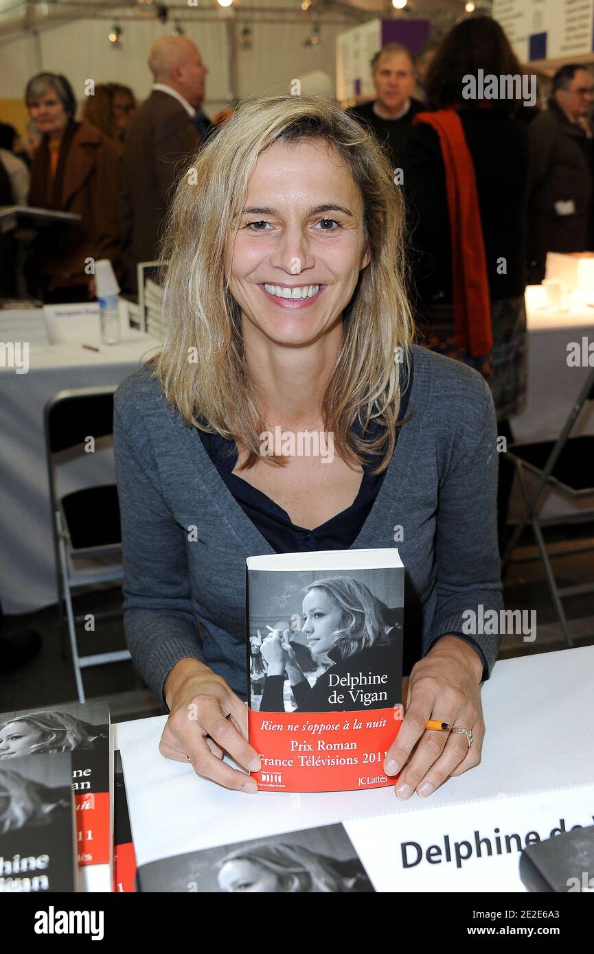 Delphine de Vigan firma copie del suo libro durante l'evento "radio France Fete le Livre" tenutosi alla Maison de la radio a Parigi, Francia, il 26 novembre 2011. Foto di Nicolas Briquet/ABACAPRESS.COM Foto Stock