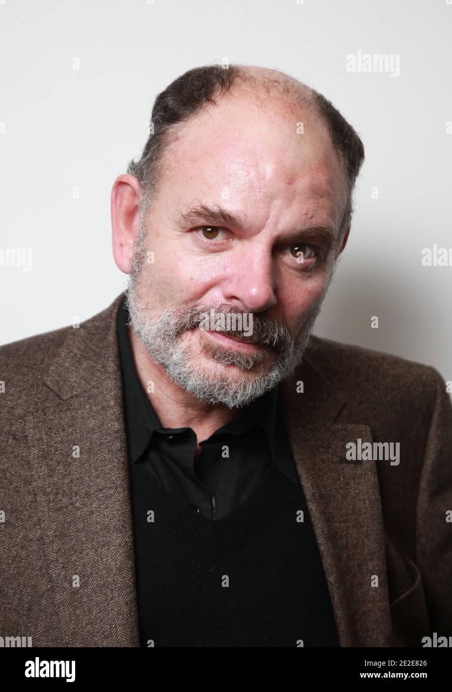 ESCLUSIVO. Jean-Pierre Darroussin pone per il nostro fotografo durante la prima di 'le Havre' tenuto al teatro Saint-Germain-des-Pres a Parigi, Francia il 28 novembre 2011. Foto di Denis Guignebourg/ABACAPRESS.COM Foto Stock