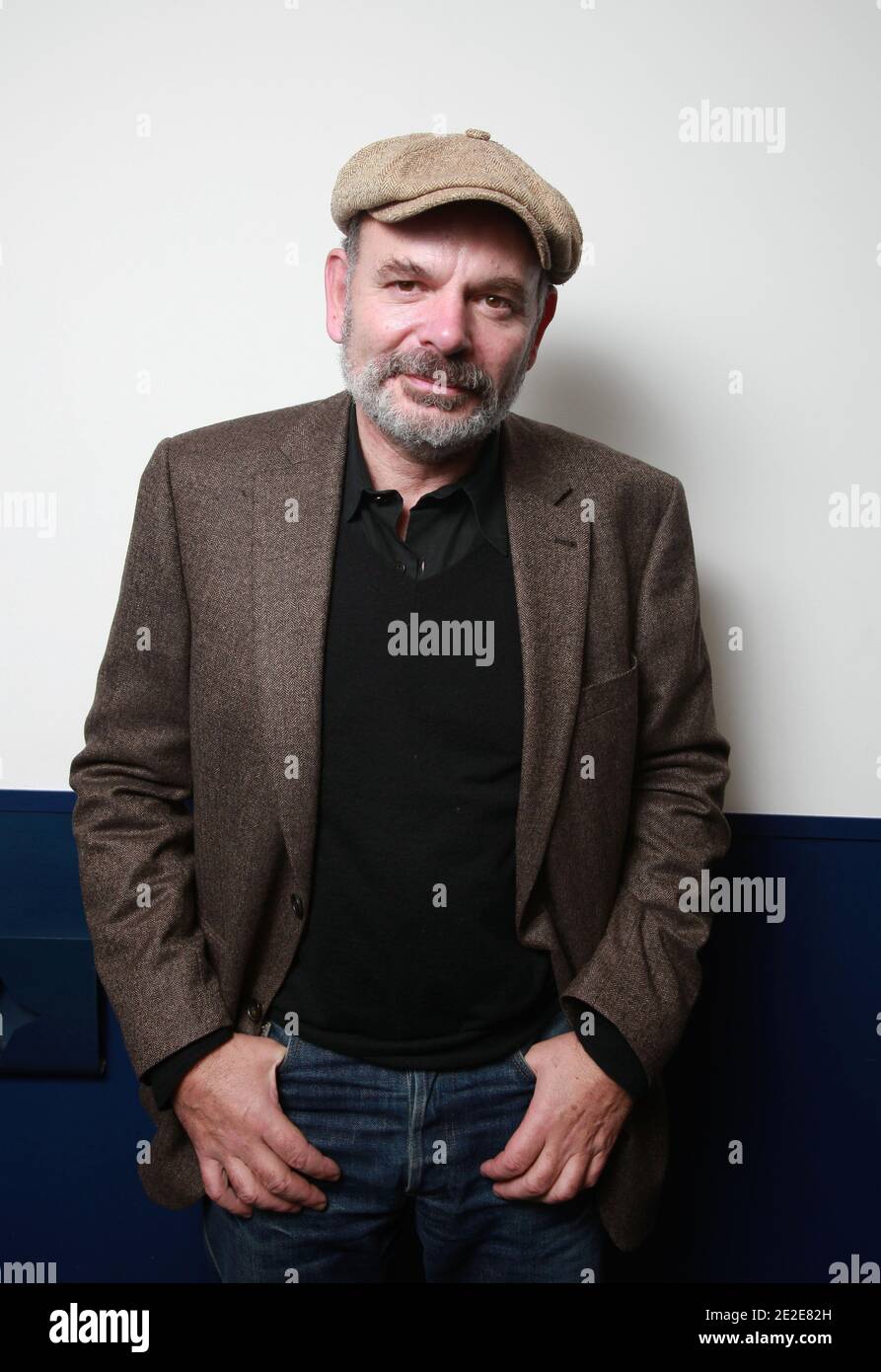 ESCLUSIVO. Jean-Pierre Darroussin pone per il nostro fotografo durante la prima di 'le Havre' tenuto al teatro Saint-Germain-des-Pres a Parigi, Francia il 28 novembre 2011. Foto di Denis Guignebourg/ABACAPRESS.COM Foto Stock