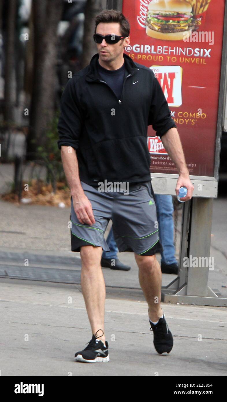 L'attore australiano Hugh Jackman con la moglie Deborra-Lee Furness e il loro bulldog francese Mochi raccolgono la figlia Ava a scuola prima di tornare a casa, nel West Village di New York City, NY, USA il 28 novembre 2011. Foto di Charles Guerin/ABACAPRESS.COM Foto Stock