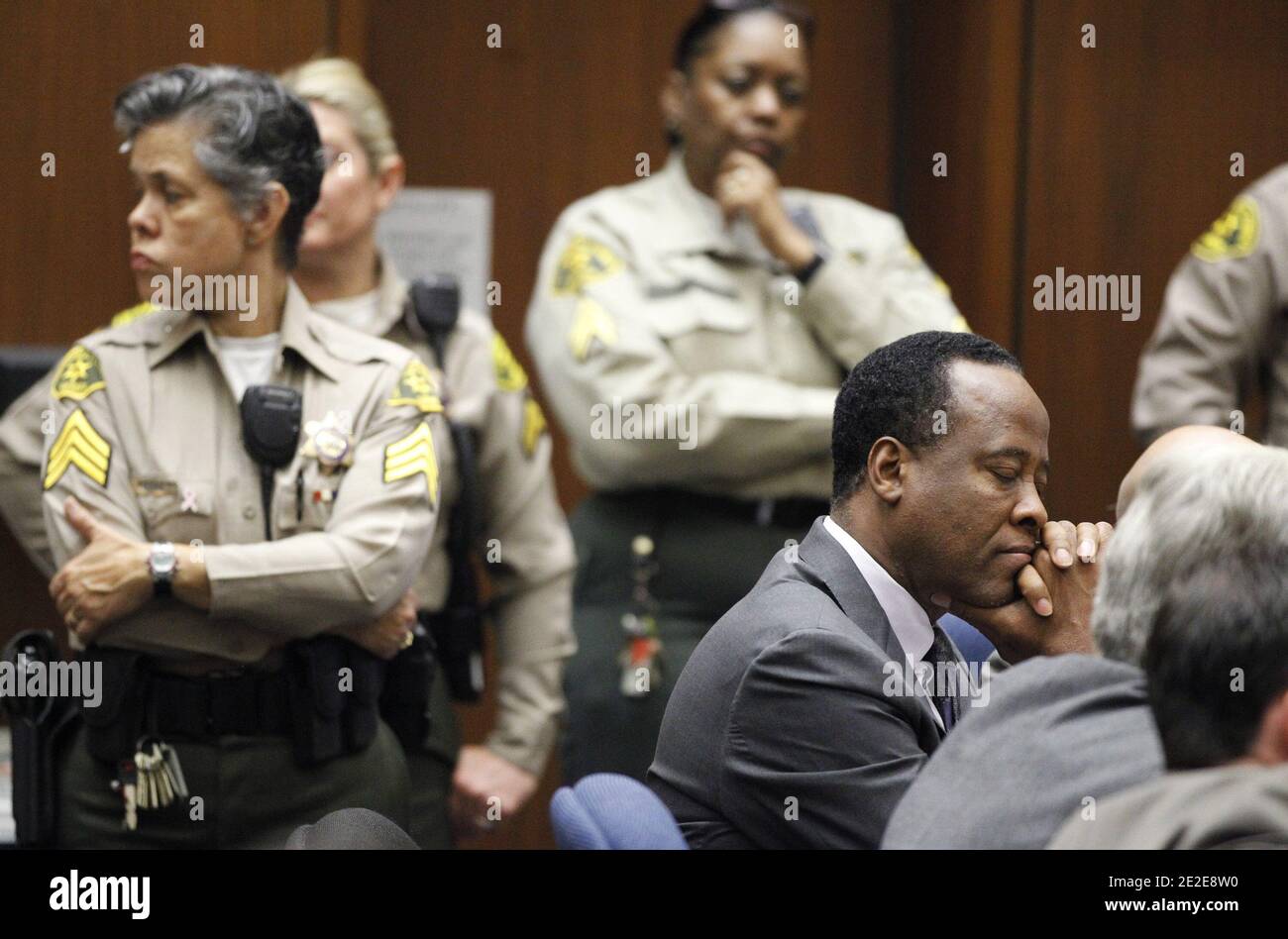 Il Dr. Conrad Murray chiude gli occhi dopo essere stato condannato a quattro anni di prigione della contea per la sua involontaria condanna a massacro della pop star Michael Jackson a Los Angeles, CA, USA, il 29 novembre 2011. Foto di Mario Anzuoni/piscina/ABACAPRESS.COM Foto Stock