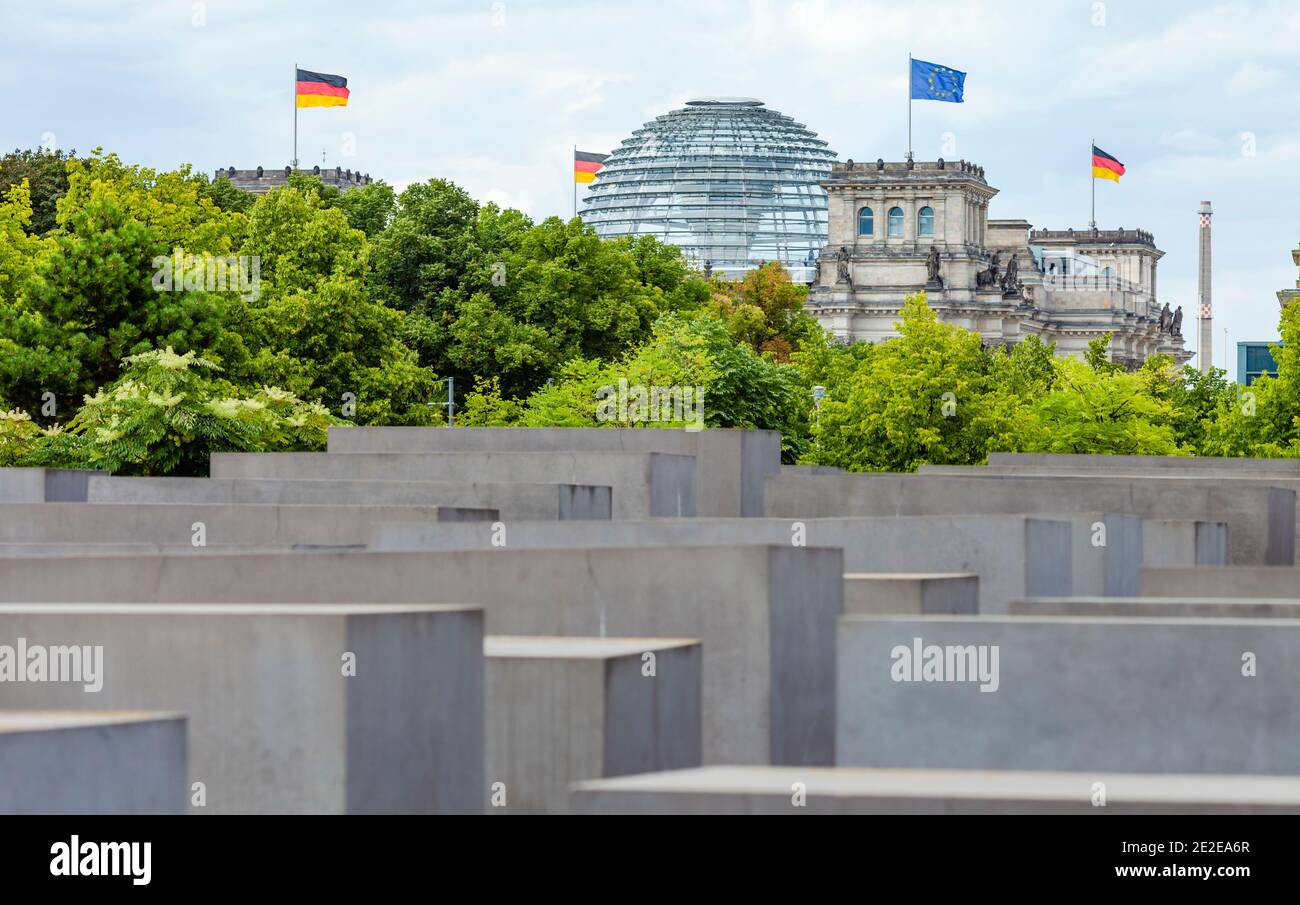 'Olocausto-Mahnmal' - memoriale dell'olocausto , Berlino. 'Denkmal für die ermordeten Juden Europas' con il parlamento edificio Reichstag in background Foto Stock