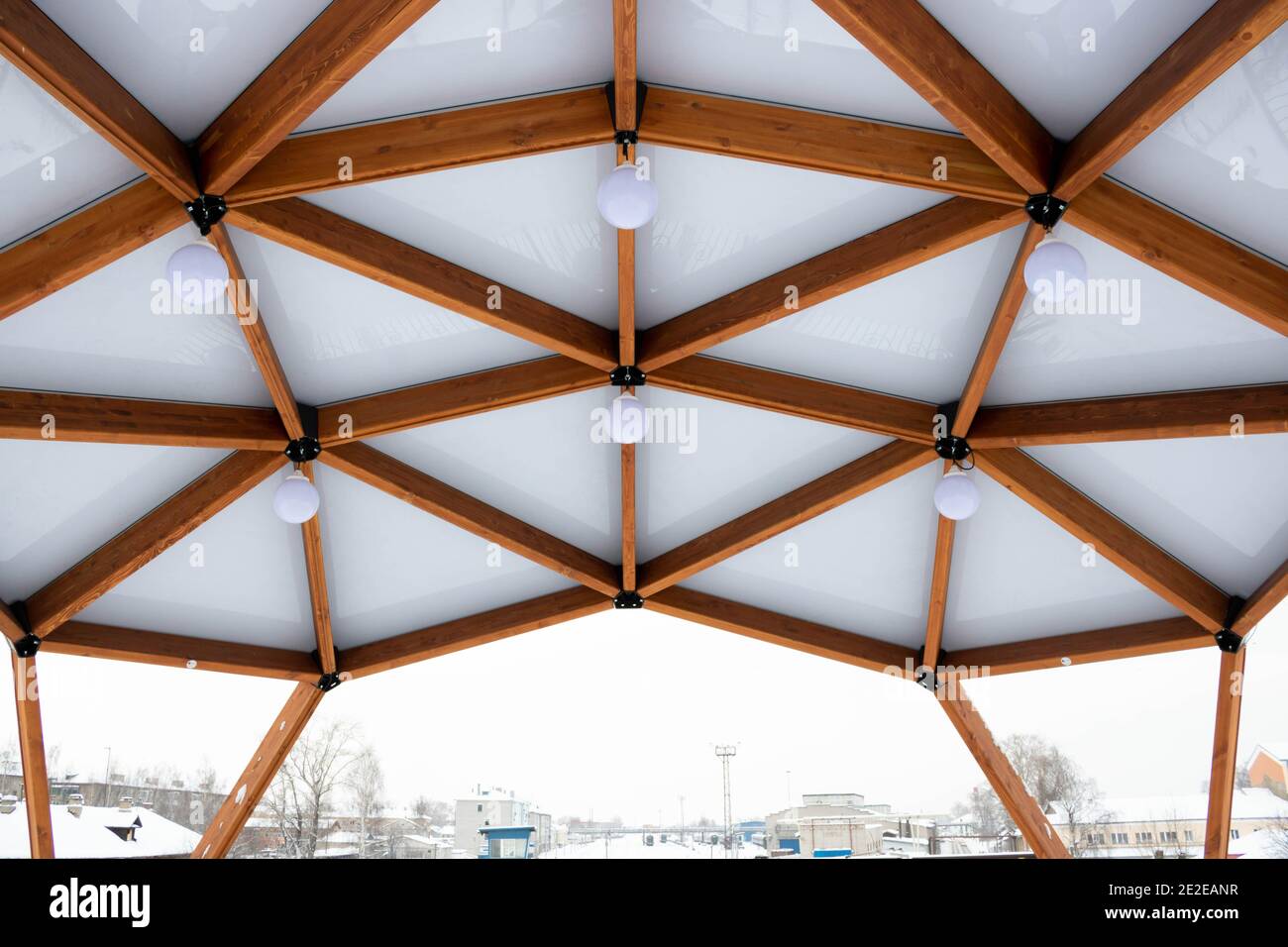 Soffitto in vetro con lanterne in gazebo di legno marrone all'aperto in  inverno Foto stock - Alamy