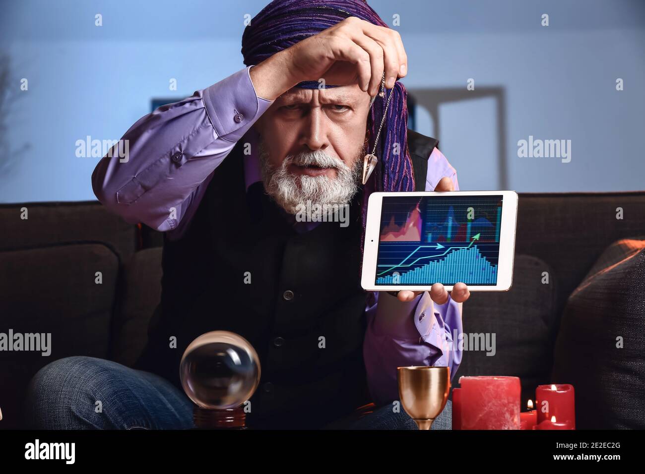 Cassiere di fortuna maschile con computer tablet a casa Foto Stock