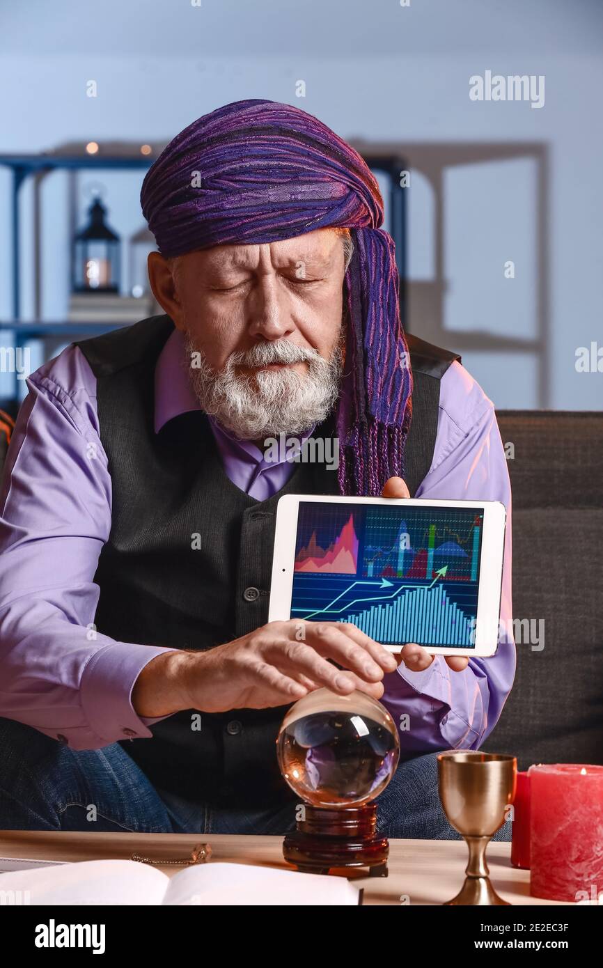 Cassiere di fortuna maschile con computer tablet a casa Foto Stock