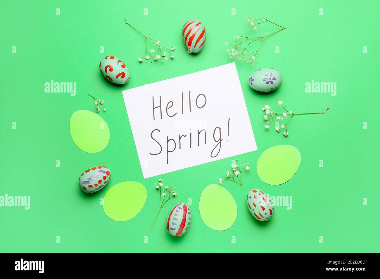 Pasqua composizione con testo CIAO PRIMAVERA su sfondo a colori Foto Stock