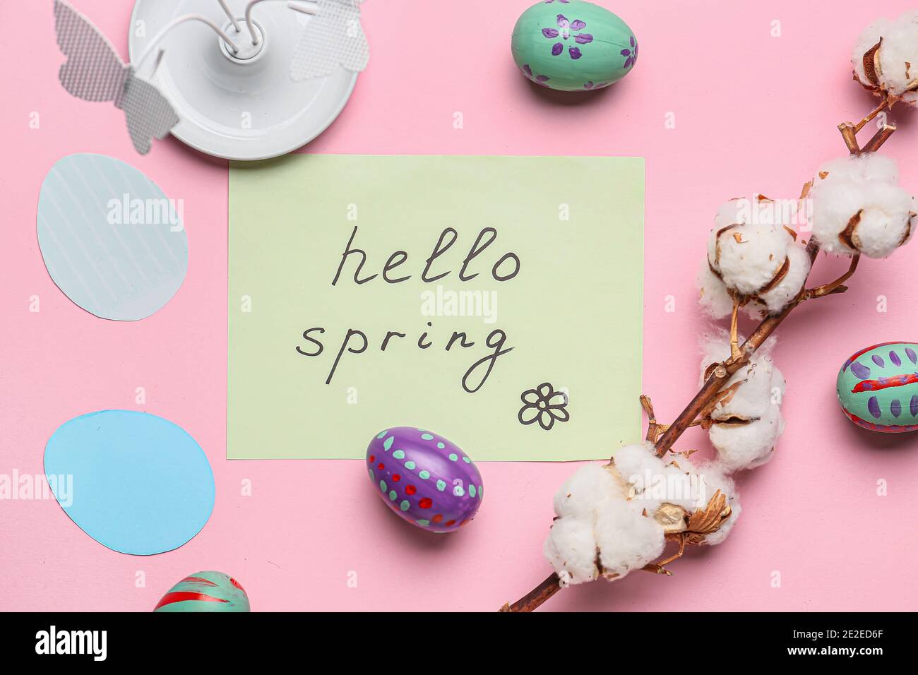 Pasqua composizione con testo CIAO PRIMAVERA su sfondo a colori Foto Stock