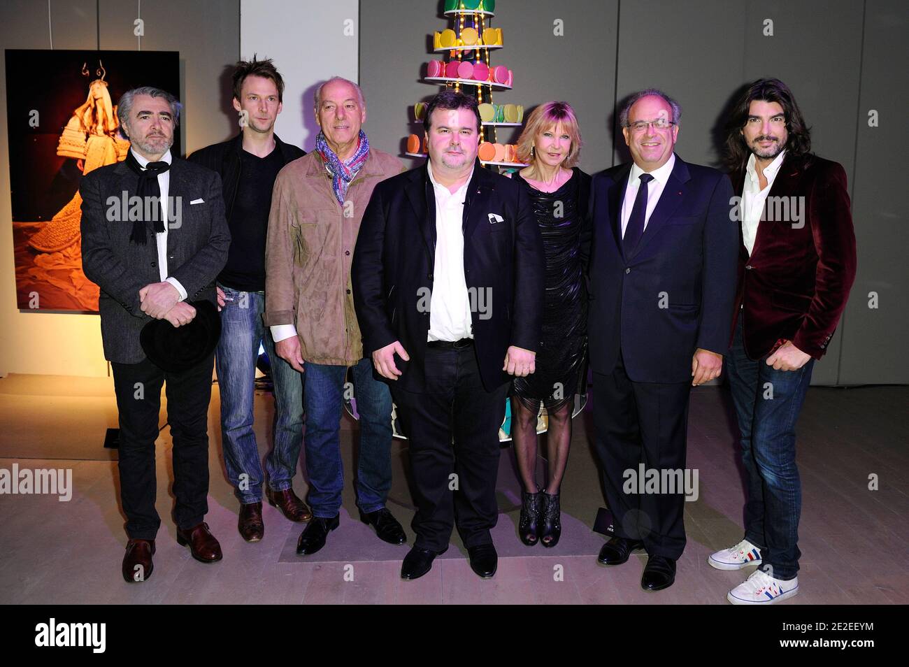 L a R, Ruben Alterio, Sebastien Parfait, Jean-Jacques Ory, Pierre Herme, Marie-Christiane Marek, il professor David Khayat e Stephane Rolland posano accanto a Pierre Herme 'albero' prima della vendita all'asta di stilisti alberi di Natale, organizzato a beneficio di 'A.V.E.Ca' (Association pour la vie - Espoir contre le Cancer) associazione per la ricerca contro il cancro del professor David Khayat presso l' Hotel Salomon de Rothschild, il 01 dicembre 2011 a Parigi, Francia. Locale Caption Ruben Alterio, Sebastien Parfait, Jean-Jacques Ory, Pierre Herme, Marie-Christiane Marek, David Khayat, Stephane Rollan Foto Stock