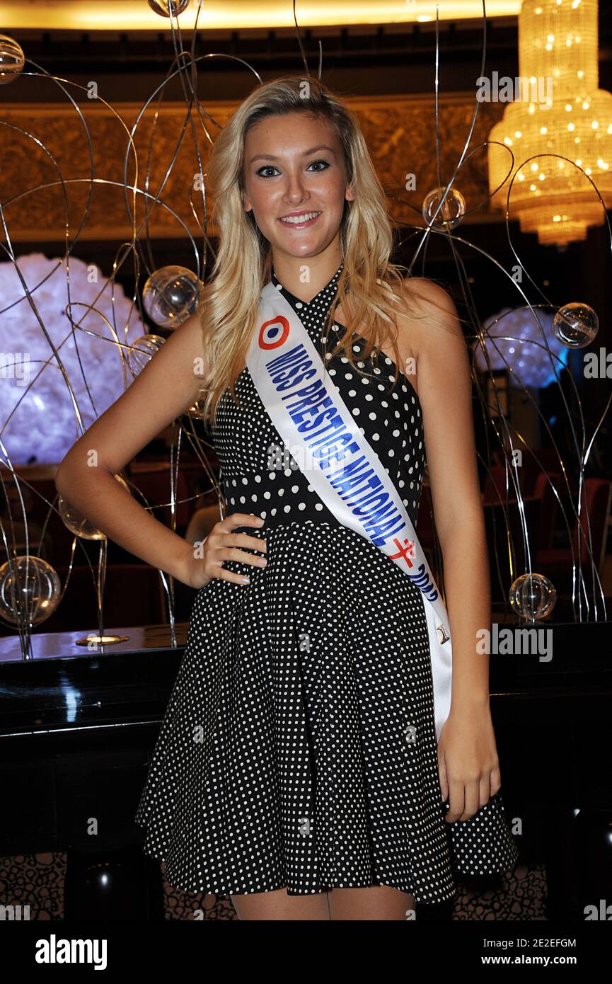 Miss Prestige National 2012, Christelle Roca si presenta all'Hotel Hilton di Parigi, Francia, il 5 dicembre 2012. Foto di Giancarlo Gorassini/ABACAPRES.COM Foto Stock