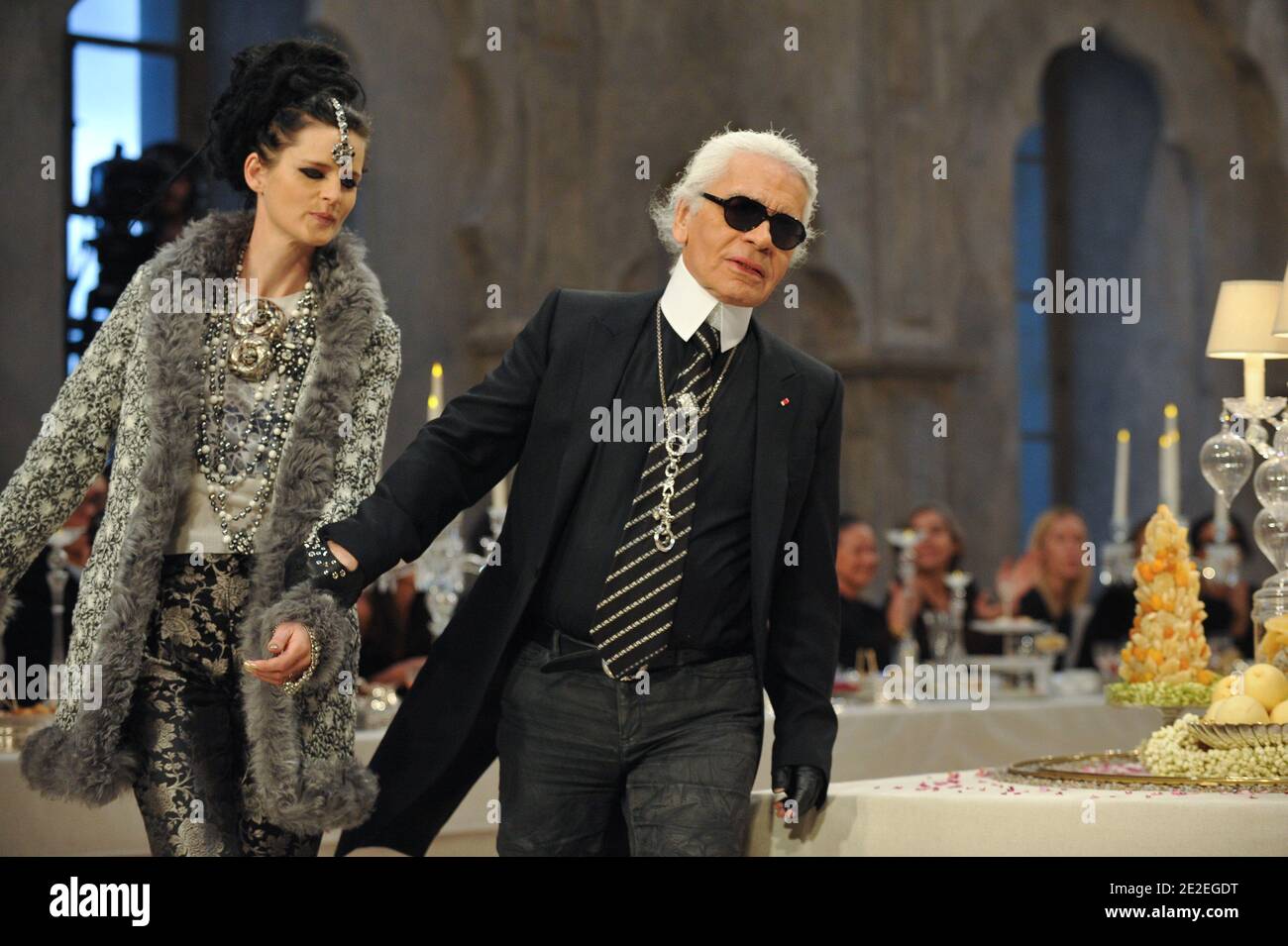 Stella Tennant e il designer Karl Lagerfeld partecipano alla sfilata di moda Chanel Paris-Bombay 2011/2012 al Grand Palais di Parigi, Francia, il 6 dicembre 2011. Foto di Christophe Guibbaud/ABACAPRESS.COM Foto Stock