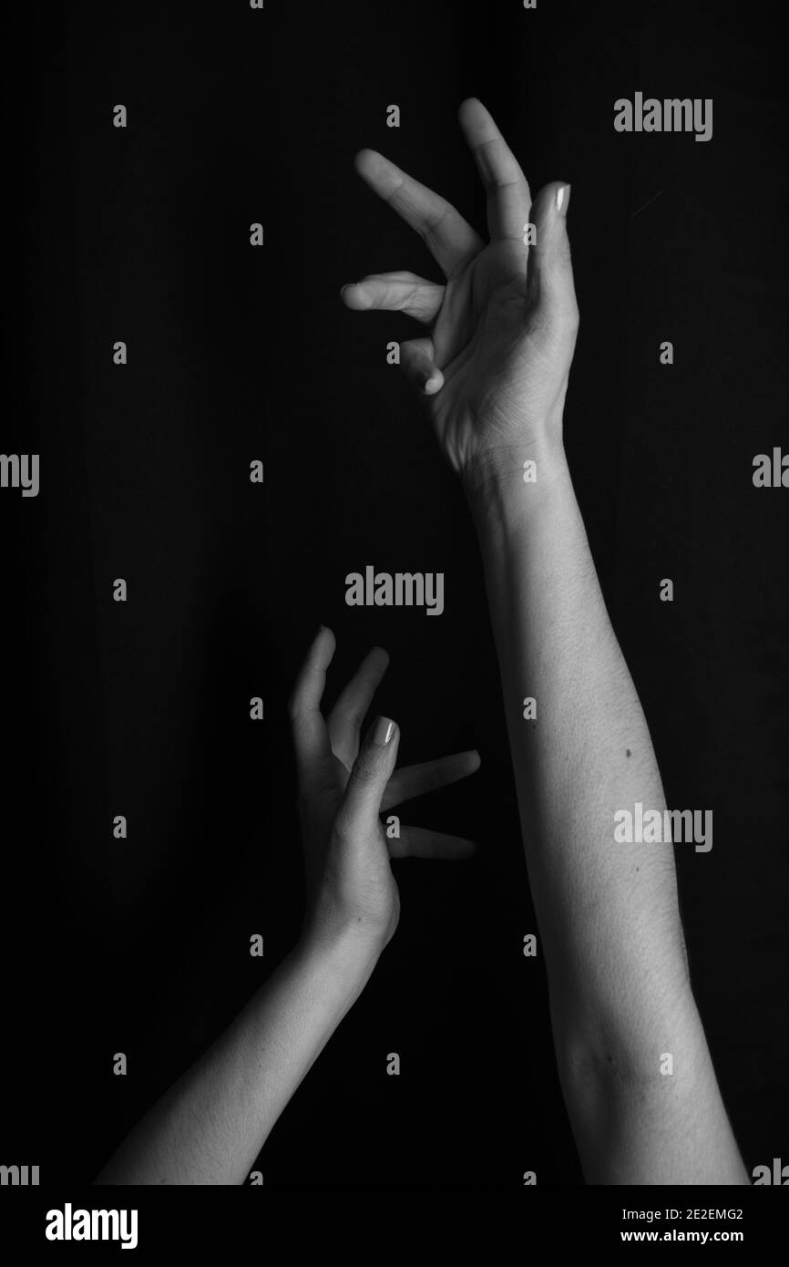 Bel gesto femminile di mani e braccia in bianco e nero posato Foto Stock