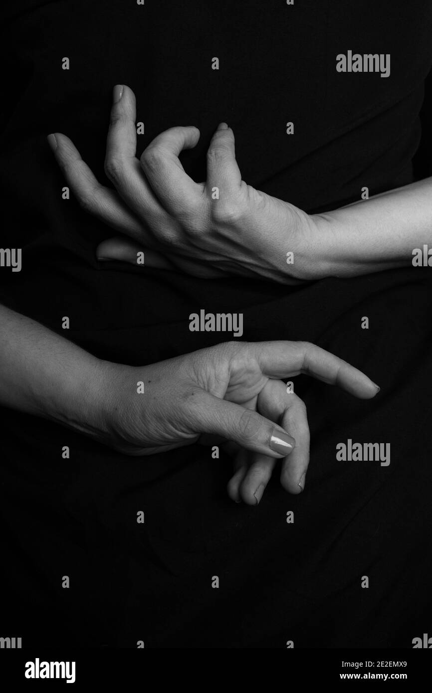 Bel gesto femminile di mani e braccia in bianco e nero posato Foto Stock