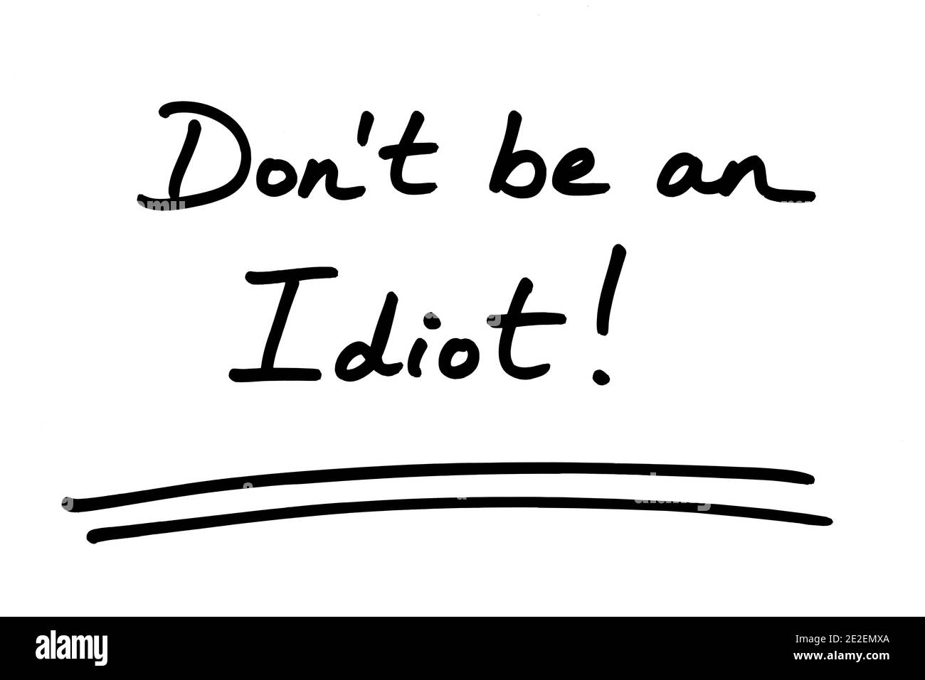 Non essere un idiota! scritto a mano su sfondo bianco. Foto Stock