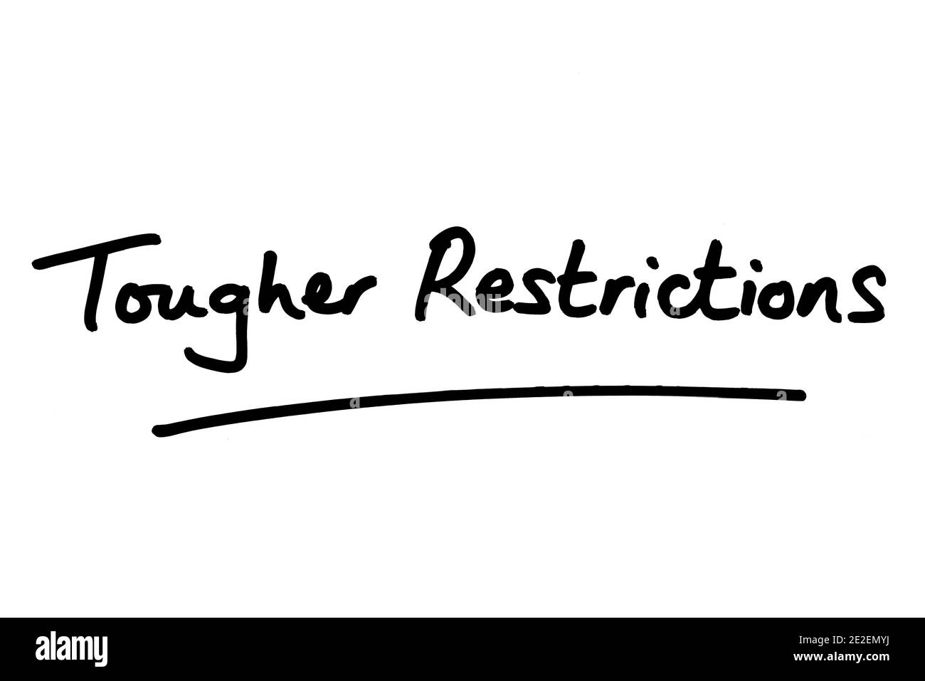 Restrizioni più severe scritte a mano su sfondo bianco. Foto Stock