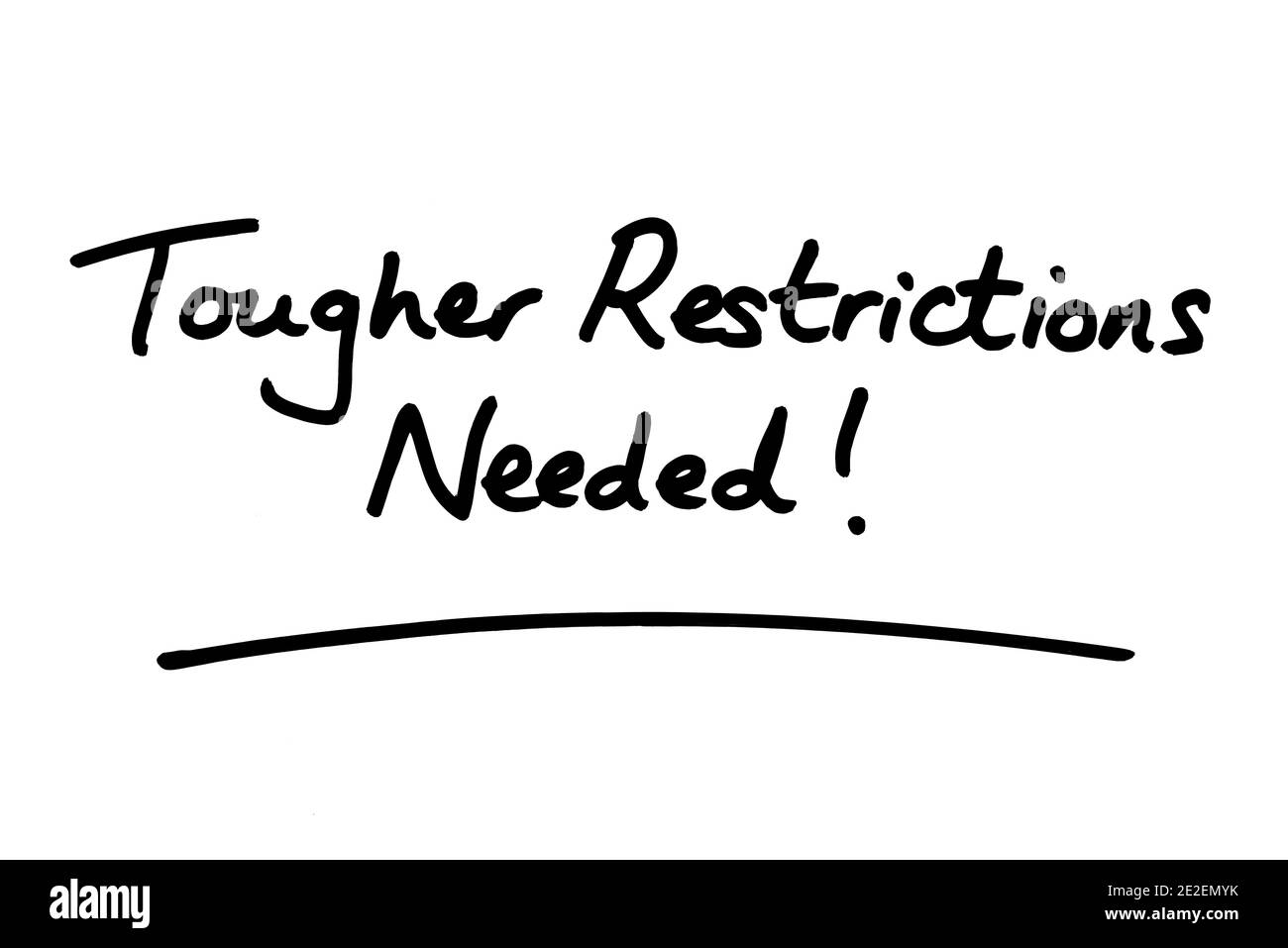 Sono necessarie restrizioni più severe!, scritte a mano su sfondo bianco. Foto Stock