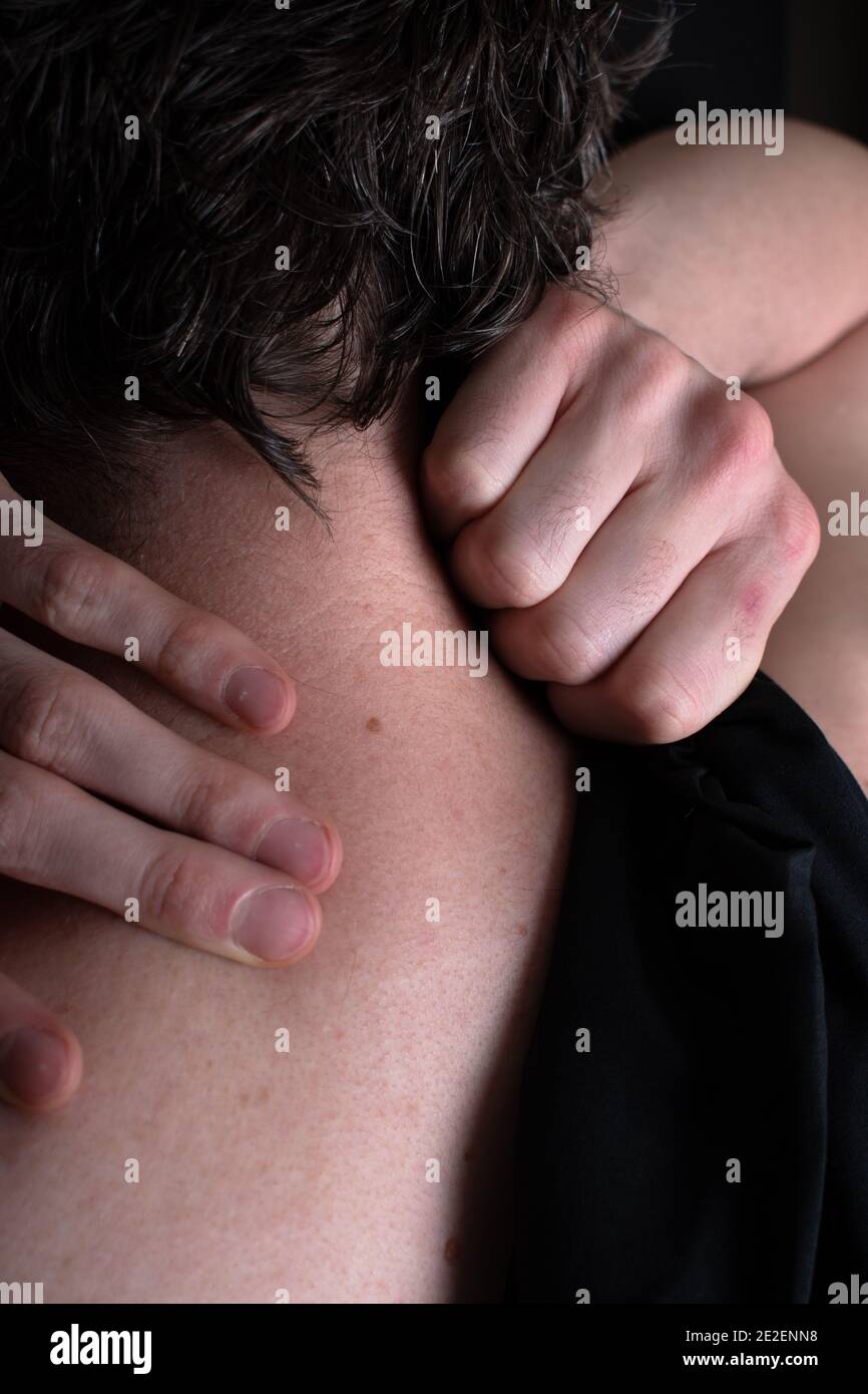 Modello maschile intimo collo e mani Closeup Ritratto Foto Stock