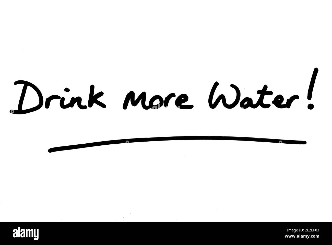 Bere più acqua! scritto a mano su sfondo bianco. Foto Stock
