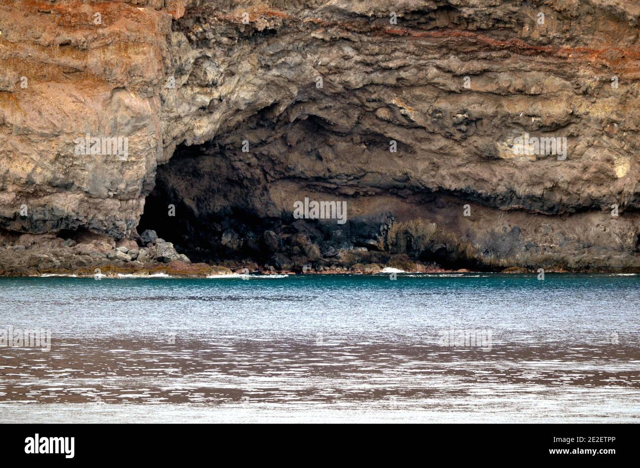 Ocean Grotto nella ripida scogliera Shore di Saint Helena Isola Foto Stock