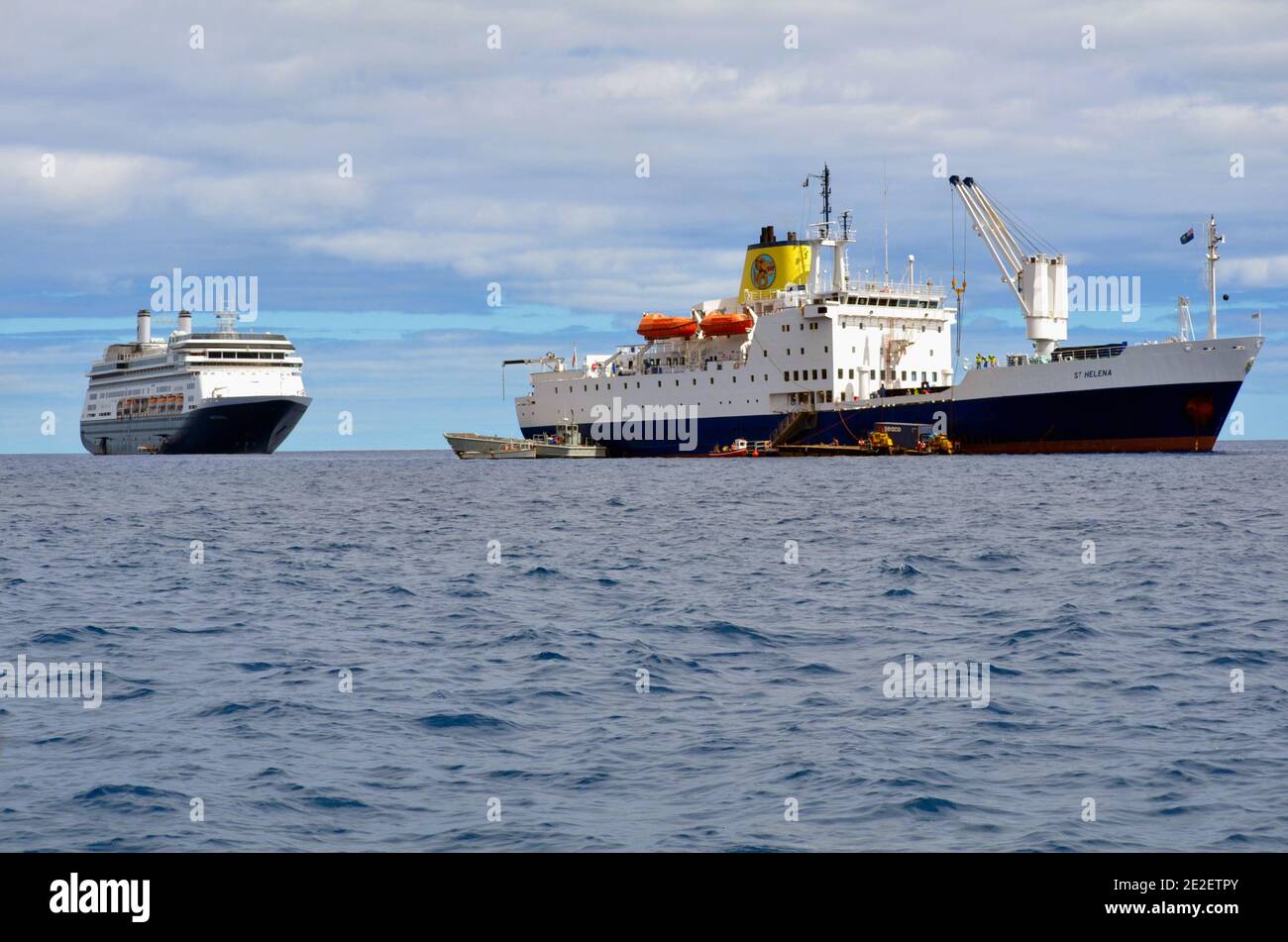 RMS St Helena e HAL Cruise Ship on Anchors Off Jamestown Foto Stock