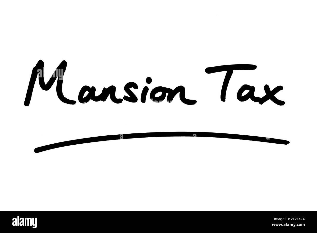 Mansion Tax scritto a mano su sfondo bianco. Foto Stock