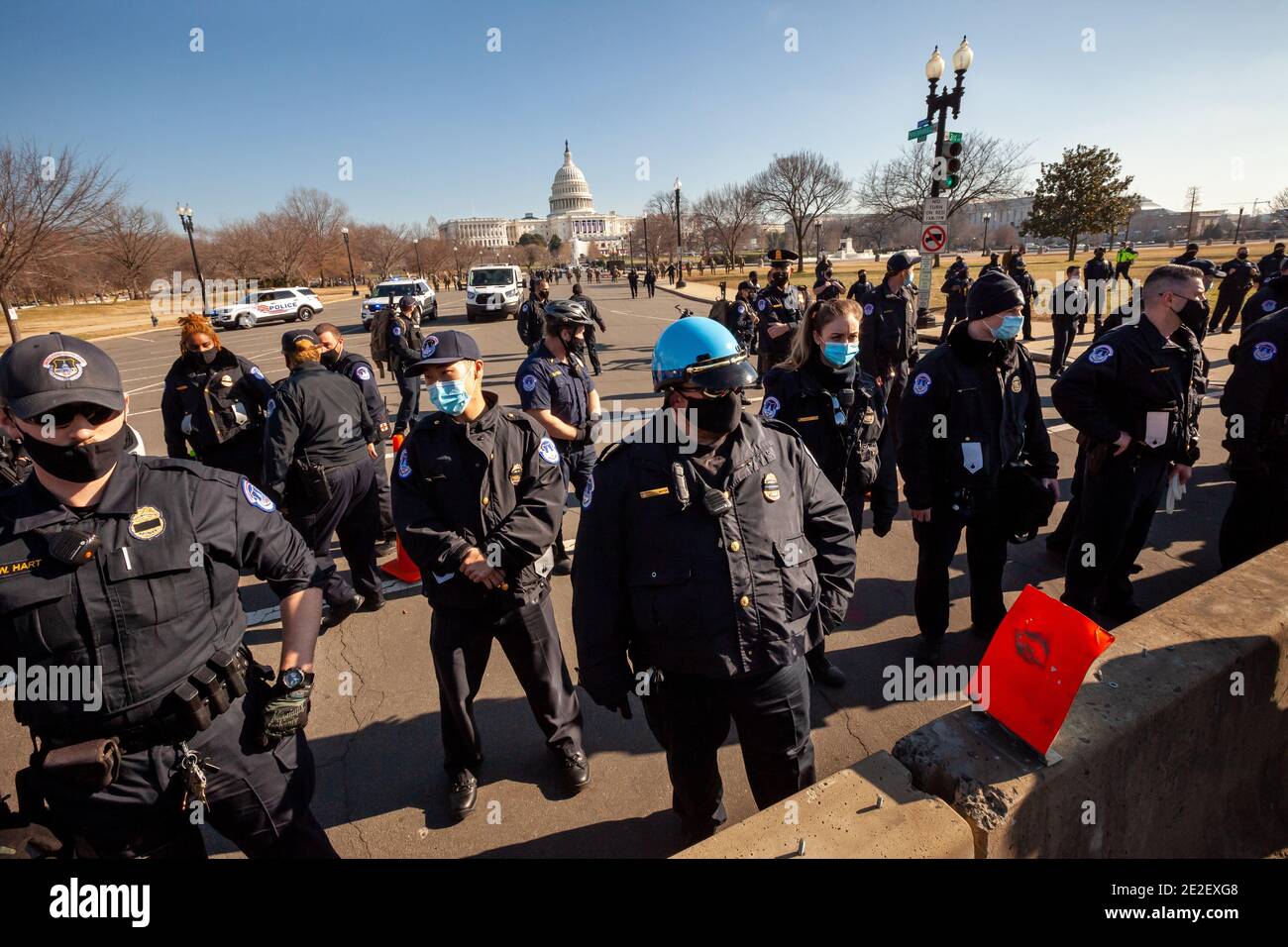 Washington, DC, USA, 13 gennaio 2021. Nella foto: Capitol Police ha incontrato Shutdown DC's expel tutti i fascisti protestano con un numero schiacciante di ufficiali che hanno spinto i dimostranti fuori dalle aree pubbliche aperte al Campidoglio, violando il loro primo emendamento diritto alla libertà di parola. I manifestanti hanno scritto i nomi dei rappresentanti e dei senatori che si sono opposti alla certificazione dei risultati delle elezioni presidenziali il 6 gennaio su tre grandi bandiere. Le bandiere hanno chiesto l'espulsione di tutti i fascisti dal Congresso. Credit: Alison C Bailey/Alamy Live News Foto Stock
