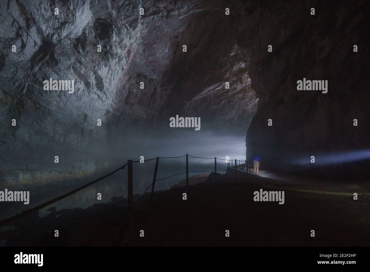 una grotta scura dall'interno con luce proveniente dal esterno Foto Stock