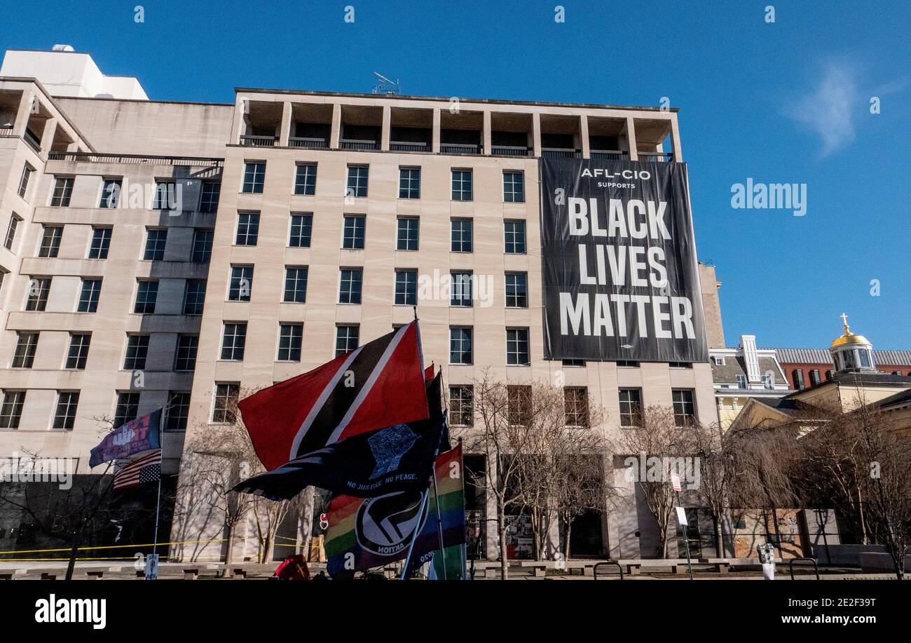 Black Lives Matter Sign sul lato dell'edificio AFL-CIO a Washington D.C. il 13 gennaio 2021. Foto Stock