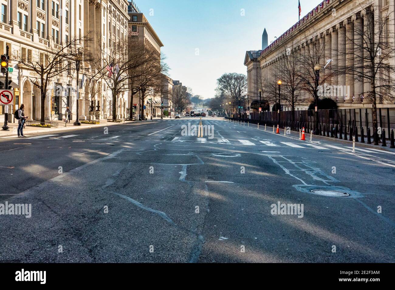 Vuota quindicesima strada o=a Washington D.C. bloccato prima dell'inaugurazione presidenziale il 13 gennaio 2021. Foto Stock
