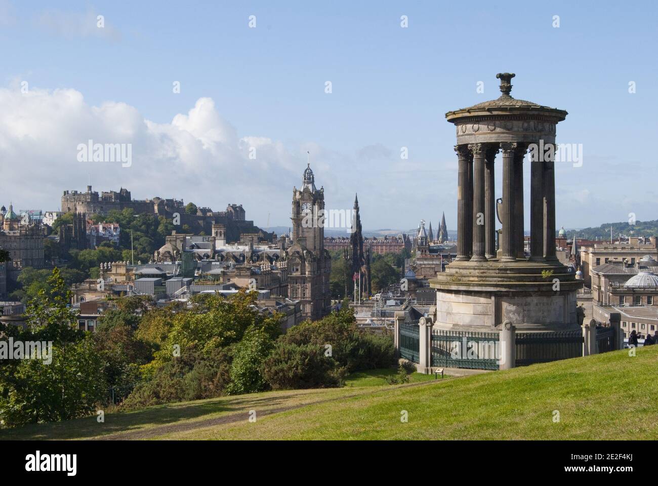 EDIMBURGO, REGNO UNITO - 21 settembre 2010: Vista sul castello di Edinbugh e sulla strada del Principe il primo piano sulla destra è il monumento Stewart e Princes S. Foto Stock