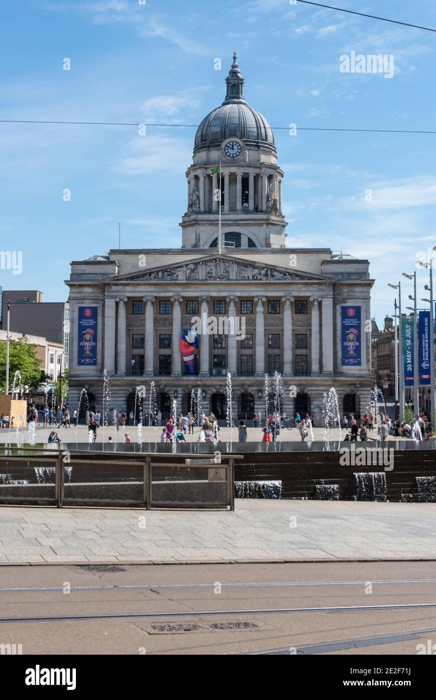 L'imponente Nottingham Council House sorge sopra il centro di Nottingham, che fa da sfondo alla Old Market Square di Nottingham. Foto Stock