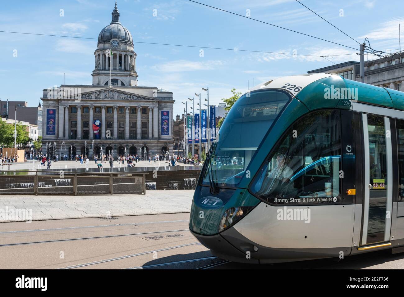 L'imponente Nottingham Council House sorge sopra il centro di Nottingham, che fa da sfondo alla Old Market Square di Nottingham. Foto Stock