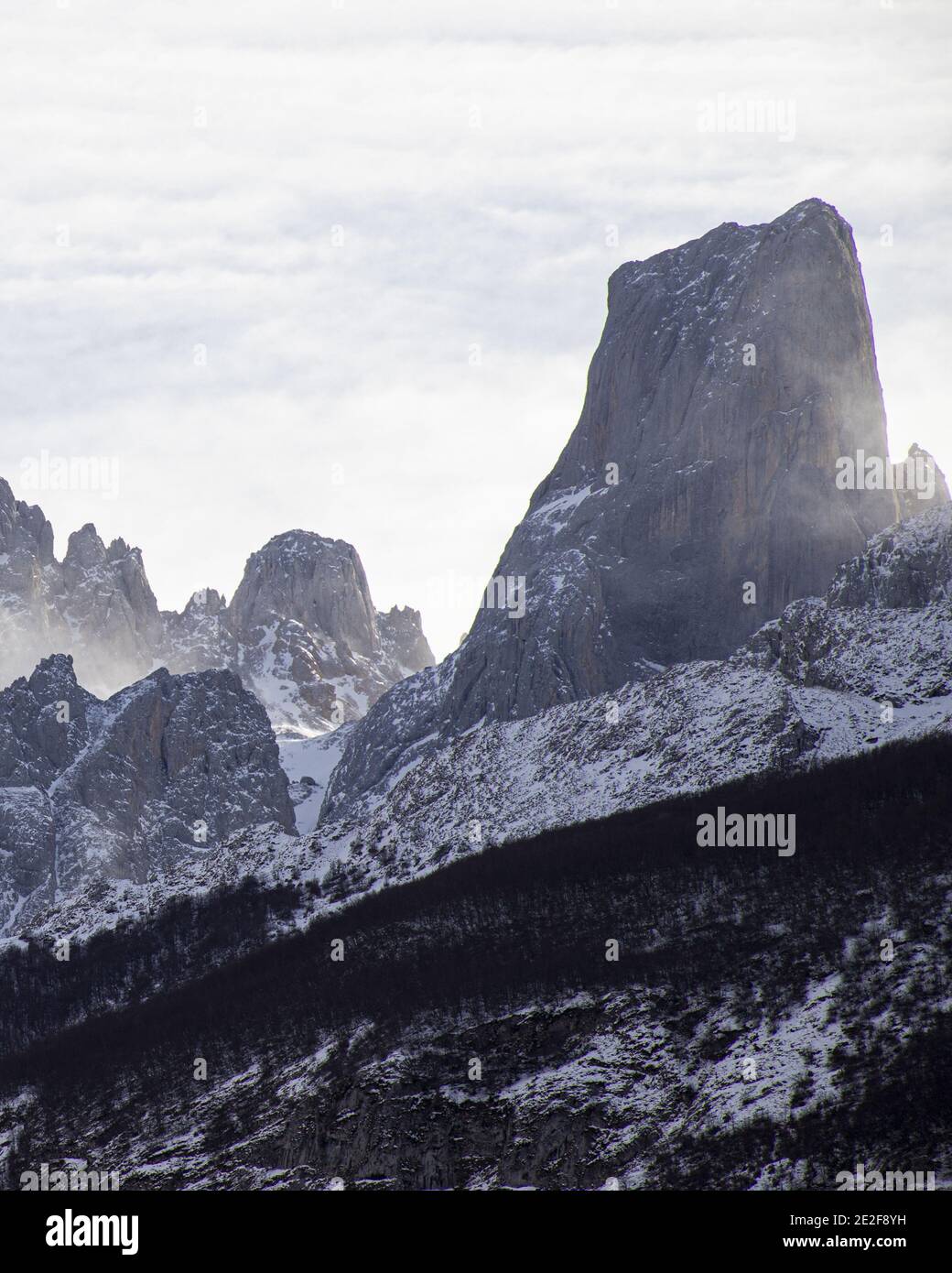 Bellissimo paesaggio di montagne rocciose con neve nelle Asturie, Spagna Foto Stock