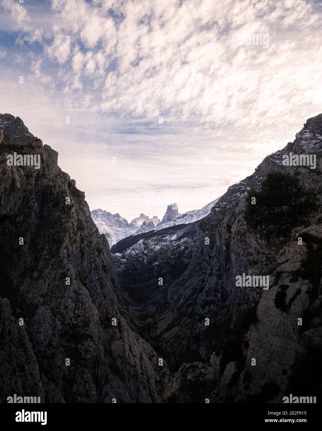 Bellissimo paesaggio di montagne rocciose con neve nelle Asturie, Spagna Foto Stock