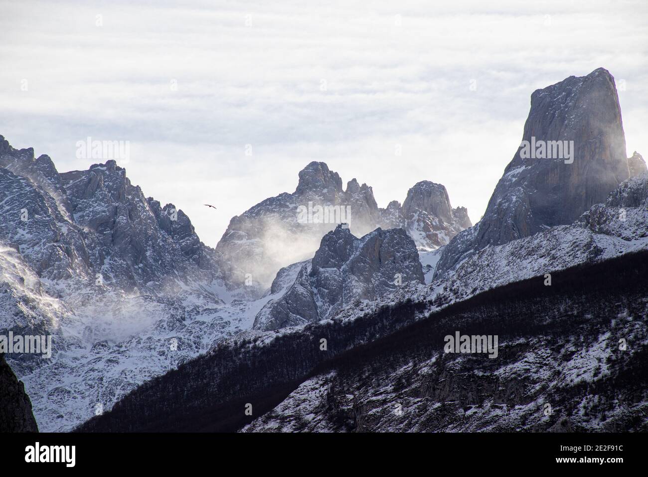 Bellissimo paesaggio di montagne rocciose con neve nelle Asturie, Spagna Foto Stock