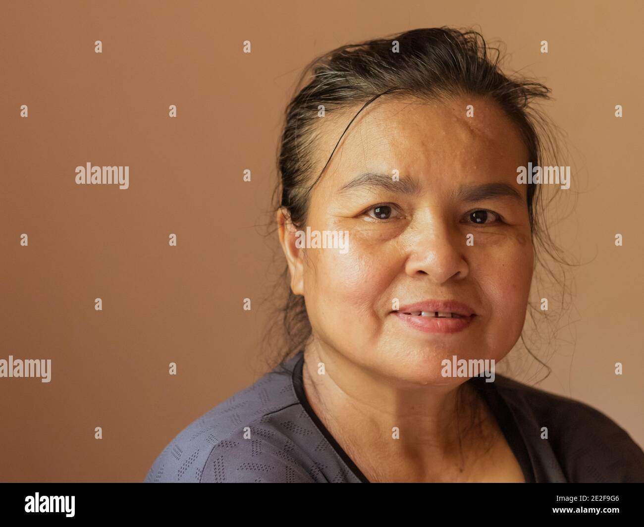 Primo piano di donne di mezza età sorridenti dopo l'esercizio, emozione umana positiva sentimenti di espressione facciale, atteggiamento, assistenza sanitaria. Foto Stock