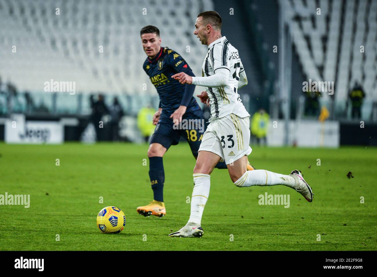 Torino, Italia. 13 gennaio 2021. Federico Bernardeschi della Juventus FC durante la partita Coppa Italia tra Juventus e Genova CFC allo stadio Allianz il 13 gennaio 2021 a Torino. Gli stadi sportivi di tutta Italia restano soggetti a rigorose restrizioni a causa del Coronavirus Pandemic, in quanto le leggi governative in materia di distanziamento sociale vietano i tifosi all'interno dei locali, con conseguente gioco a porte chiuse. (Foto di Alberto Gandolfo/Pacific Press) Credit: Pacific Press Media Production Corp./Alamy Live News Foto Stock