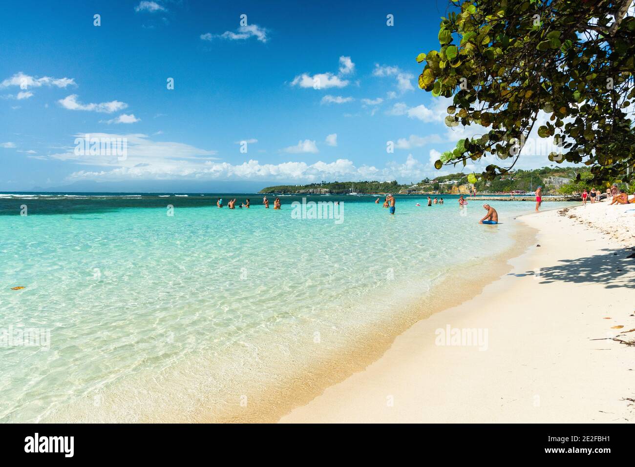 Guadalupa, Francia - 10 febbraio 2020: Turisti che si godono la vacanza alla spiaggia di Caravelle, Guadalupa. Foto Stock