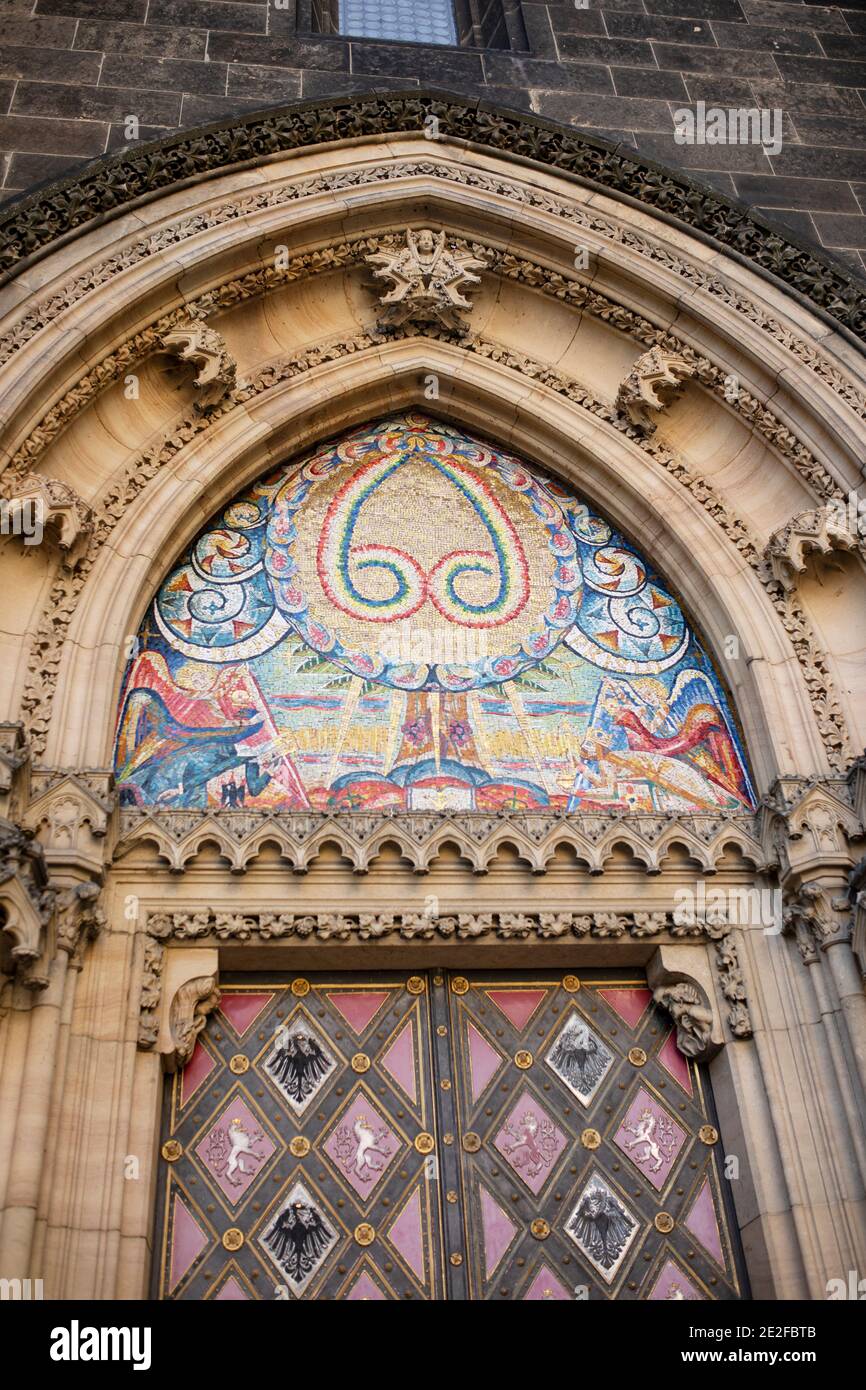 Un mosaico sopra la porta della Cattedrale dei Santi Pietro e Paolo a Praga, in Czechia. Foto Stock