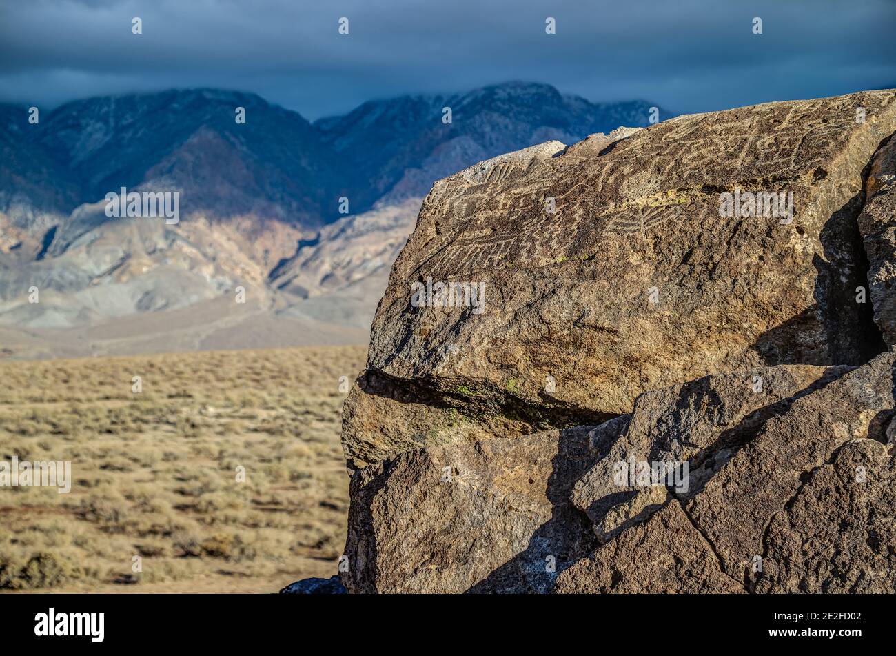 BISHOP, CALIFORNIA, STATI UNITI - 21 dicembre 2020: I petroglifi storici dell'arte rupestre dei nativi americani sono visibili ai visitatori del Chidago Canyon, un paesaggio Foto Stock