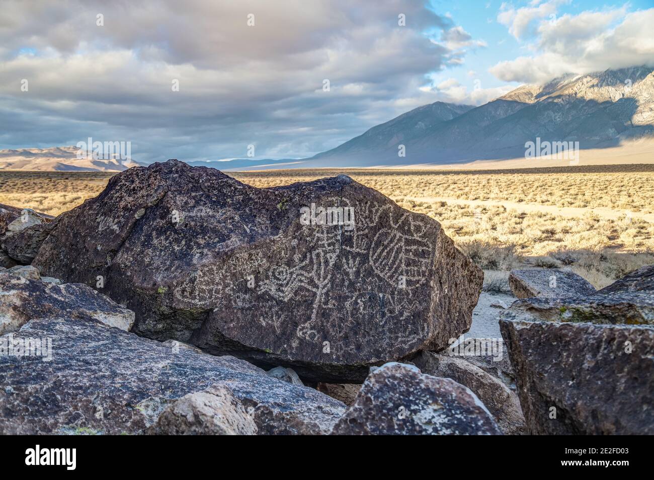 BISHOP, CALIFORNIA, STATI UNITI - 21 dicembre 2020: I petroglifi sono visibili sulle formazioni rocciose nel canyon di Chidago a nord della città di Bishop nel Volc Foto Stock