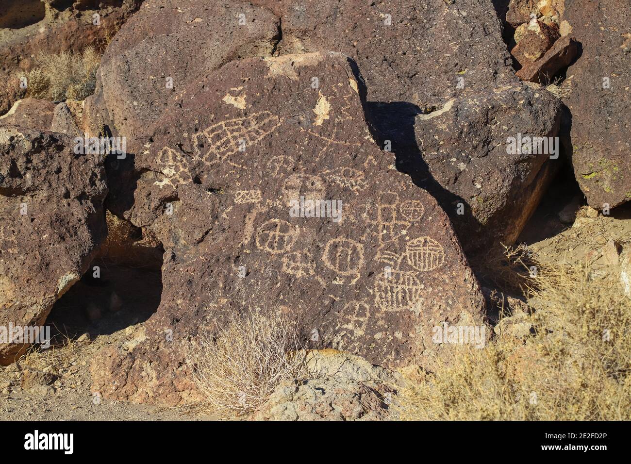 BISHOP, CALIFORNIA, STATI UNITI - Dic 21, 2020: Petroglifi nativi americani sulla pietra nel Chidago Canyon nella California orientale. Foto Stock